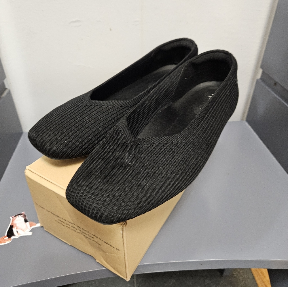 Vivaia Black Ribbed Slip-On Wide Flats